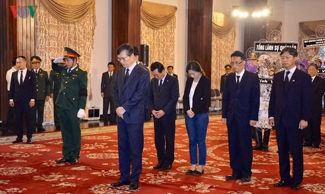 Đoàn Tổng lãnh sự quán Hàn Quốc tại TPHCM viếng Nguyên Tổng Bí thư Đỗ Mười tại Hội trường Thống Nhất, TPHCM (Ảnh: Hà Khánh)