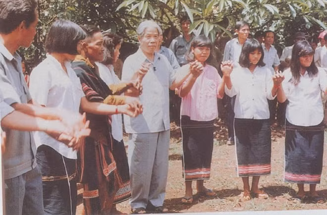 Đồng chí Đỗ Mười tham gia lễ hội với đồng bào dân tộc ở Tây Nguyên