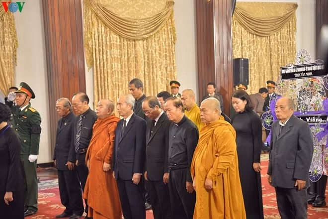 Đoàn Ủy ban Trung ương MTTQ Việt Nam vào viếng.
