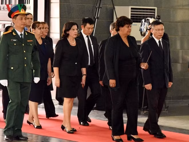 Tiếp đến là đoàn đại biểu Đảng Cộng sản Cuba do bà Olga lidia Tapia Iglesia, Bí thư Trung ương Đảng, Trưởng Ban Khoa học, Giáo dục và Thể thao Trung ương Đảng Cộng sản Cuba làm Trưởng đoàn.