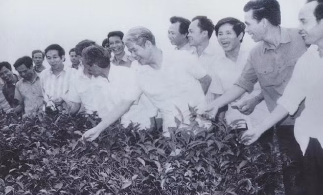 Đồng chí Đỗ Mười thăm Hợp tác xã Tức Tranh, Thái Nguyên ngày 25 tháng 4 năm 1989.
