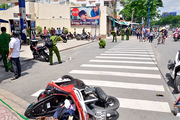 Cán bộ Công an khám nghiệm hiện trường một vụ thanh toán nhau ở quận 4. Cán bộ Công an khám nghiệm hiện trường một vụ thanh toán nhau ở quận 4.