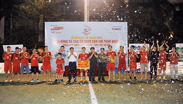 Đồng chí Nguyễn Thế Kỷ, Ủy viên Trung ương Đảng, Tổng Giám đốc Đài Tiếng nói Việt Nam; Thượng tá Phạm Quang Khải, Phó Tổng Biên tập Báo CAND và nhà báo Hồ Minh Chiến, Tổng Biên tập Báo Gia đình Việt Nam trao giải Nhất cho đội bóng Báo CAND. Đồng chí Nguyễn Thế Kỷ, Ủy viên Trung ương Đảng, Tổng Giám đốc Đài Tiếng nói Việt Nam; Thượng tá Phạm Quang Khải, Phó Tổng Biên tập Báo CAND và nhà báo Hồ Minh Chiến, Tổng Biên tập Báo Gia đình Việt Nam trao giải Nhất cho đội bóng Báo CAND.