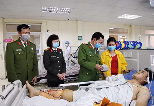 Lãnh đạo Công an tỉnh thăm hỏi cán bộ CSGT bị thương.