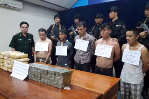 Các đối tượng và tang vật vụ án tại cơ quan Công an.