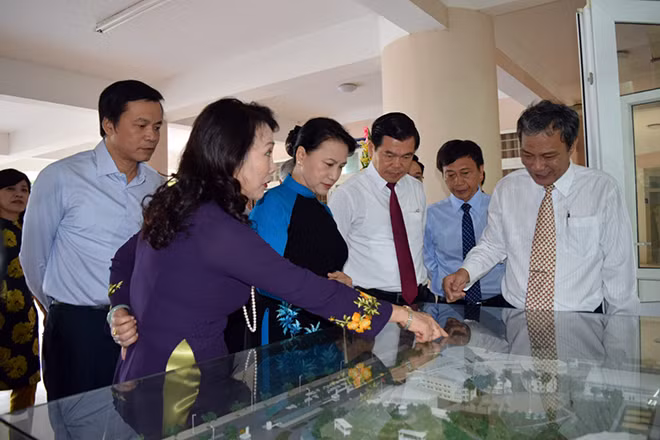 Chủ tịch Quốc hội tham quan các mô hình học tập, các phòng chức năng của nhà trường.