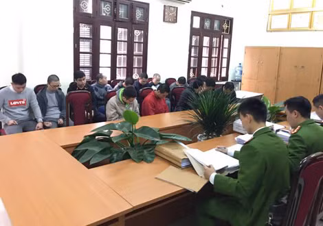 Hơn 50 đối tượng trong đường dây đánh bạc, tổ chức đánh bạc do Huấn cầm đầu bị khởi tố điều tra.