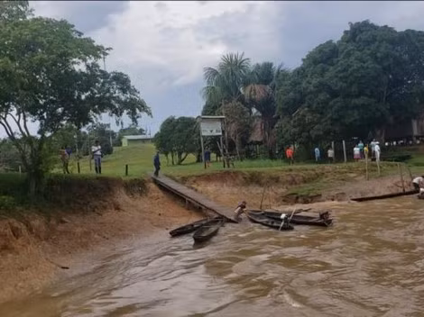 Dân làng La Esperanza, thuộc lãnh thổ Peru đã đón và chăm sóc María Oliva cùng các con cô khi họ vừa được cứu thoát từ khu rừng Amazon.