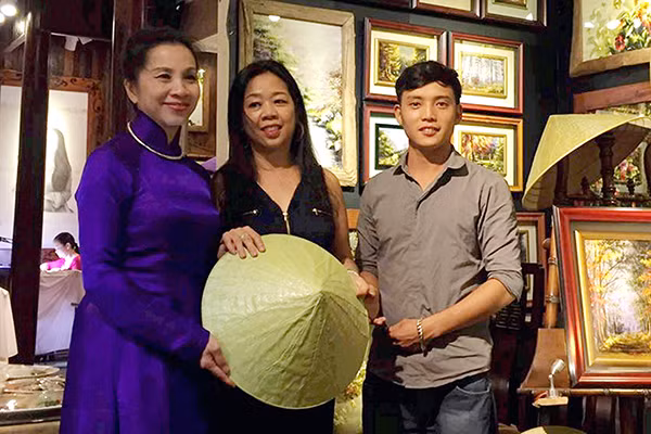 Nguyễn Thanh Thảo (góc phải ngoài cùng), với chiếc nón lá sen mang thương hiệu xứ Huế.