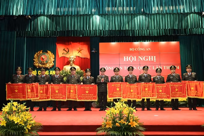 Thứ trưởng Bùi Văn Nam trao Cờ thi đua “Đơn vị xuất sắc trong phong trào thi đua ‘Vì an ninh Tổ quốc’ năm 2018” của Bộ Công an tặng Công an các đơn vị, địa phương.