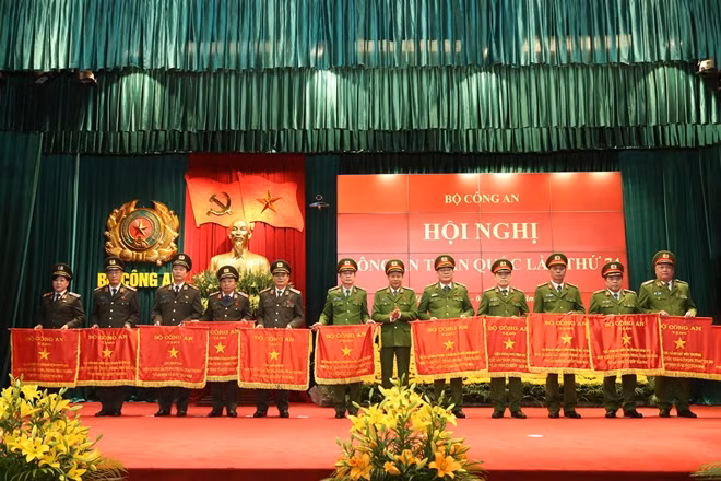 Thứ trưởng Lê Quý Vương trao Cờ thi đua “Đơn vị xuất sắc trong phong trào thi đua ‘Vì an ninh Tổ quốc’ năm 2018” của Bộ Công an tặng Công an các đơn vị, địa phương.