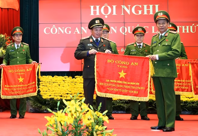 Thứ trưởng Lê Quý Vương trao Cờ thi đua “Đơn vị xuất sắc trong phong trào thi đua ‘Vì an ninh Tổ quốc’ năm 2018” của Bộ Công an cho Cục Truyền thông Công an nhân dân.