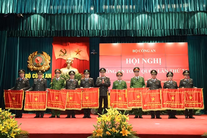 Thừa ủy quyền của Thủ tướng Chính phủ, Bộ trưởng Tô Lâm trao Cờ thi đua “Đơn vị xuất sắc trong phong trào thi đua năm 2018” của Chính phủ tặng Công an các đơn vị, địa phương.