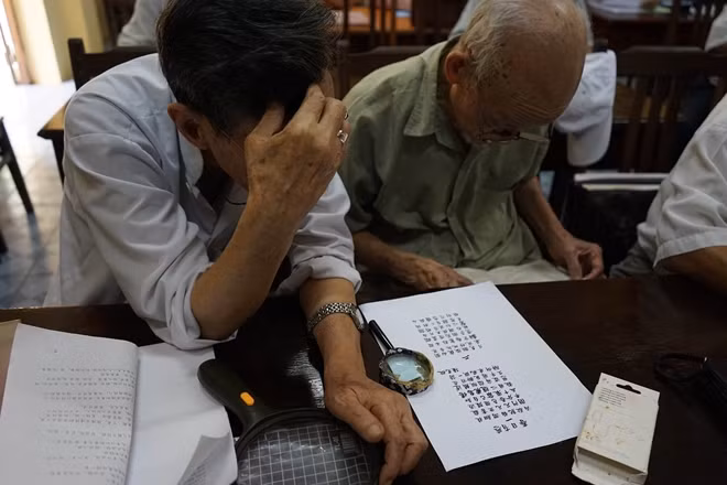 Kính lúp và kính lão là hai vật dụng quan trọng trong lớp học kì lạ này.