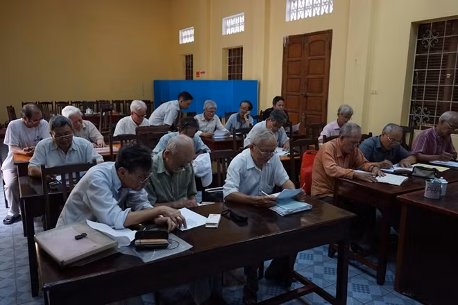 Lớp học toàn những người đã bạc tóc.