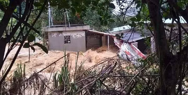 Nước lũ ập về bao vây ngôi nhà nhỏ của người dân. Ảnh: vov