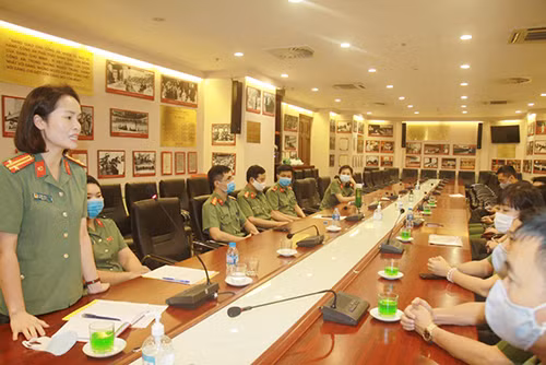 Chủ tịch Công đoàn CAND Trung tá Công Thanh Thảo chia sẻ một số thông tin về tình hình công tác phòng chống dịch của CATP Đà Nẵng và BV 199