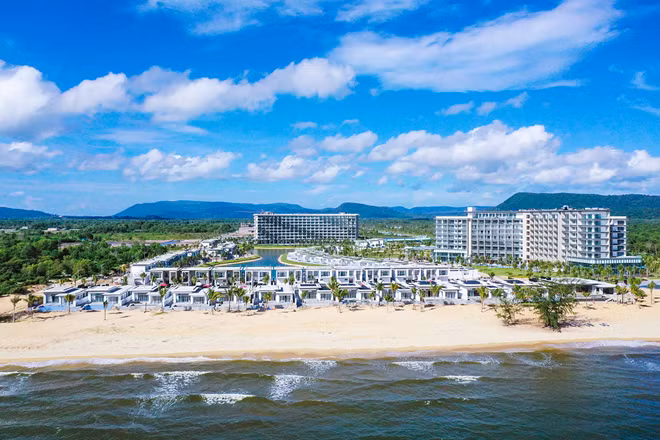 Sự nỗ lực không ngừng của MIKGroup và tổng thầu đang dần đưa toàn bộ dự án Mövenpick Resort Waverly Phú Quốc đến với những mốc cuối cùng