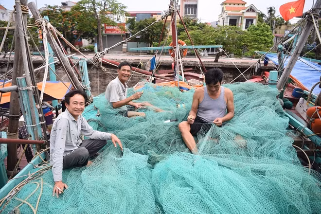 Chia sẻ cùng PV CAND Online, ngư dân Hoàng Ngọc Châu (Trú ở Thuỷ Nguyên, Hải Phòng) cho biết ông đã neo tàu vào bến cách đây 2 hôm, một số tàu gần bờ thì vào trước. Trong thời gian trú tránh bão, ông cùng các thành viên trên tàu tranh thủ đan lại lưới và sửa sang lại một số chỗ trên tàu chờ khi bão tan lại tiếp tục ra khơi đánh bắt hải sản.