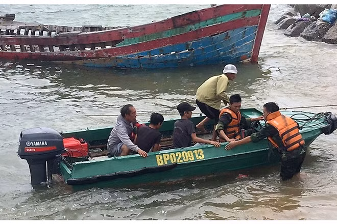 Lực lượng Cảnh sát đường thủy và Bộ đội Biên phòng tích cực hỗ trợ đưa phương tiện vào nơi neo đậu và người dân vào khu vực an toàn