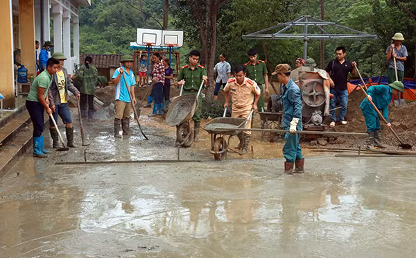 Đoàn viên thanh niên các chi đoàn láng bê tông sân điểm trường Nà Ban Đoàn viên thanh niên các chi đoàn láng bê tông sân điểm trường Nà Ban