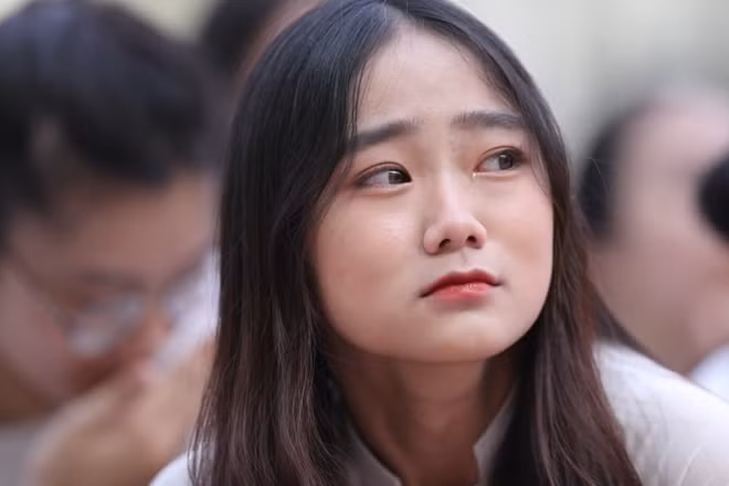 Nữ sinh lớp 12 xúc động khóc khi sắp chia tay các bạn, thầy cô.