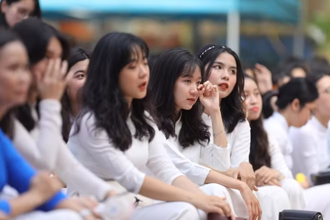 Khối học sinh lớp 12, lớp cuối cấp không cầm được nước mắt trong buổi bế giảng cuối cùng này. Ai cũng quyến luyến, xúc động trong giờ phút sắp phải xa thầy cô, bạn bè và mái trường suốt 3 năm gắn bó.