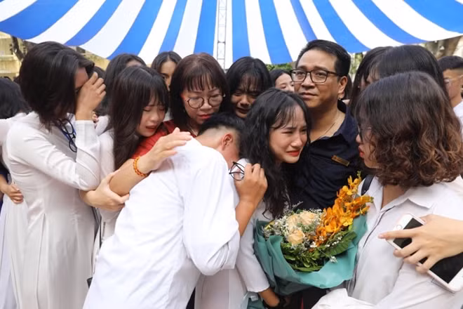 Trong giây phút xúc động khi phải chia tay trường lớp, thầy cô và bạn bè sau 3 năm cuối cấp, những giọt nước mắt đã rơi trên đôi mắt của cả thầy cô và học trò