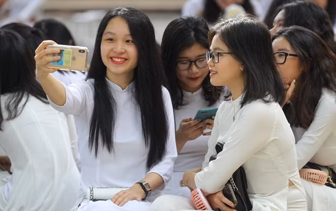 Những bức hình bên nhau trong ngày chia tay mái trường cấp 3. Tất cả đều muốn lưu giữ những giây phút quí giá này bên bạn bè và thầy cô.