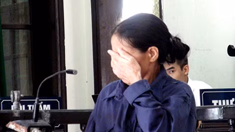 Bà Trương Thị Bài bật khóc trước vành móng ngựa khi lĩnh án 3 năm tù. Bà Trương Thị Bài bật khóc trước vành móng ngựa khi lĩnh án 3 năm tù.