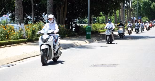 Hà Nội nóng rát người trước bão ảnh 1
