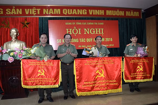 Thứ trưởng Nguyễn Văn Thành tặng Cờ thi đua xuất sắc của Đảng ủy Công an Trung ương cho các tổ chức Đảng.