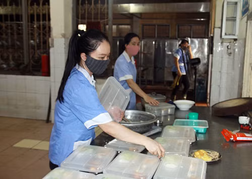 Kiểm tra khu vực bếp ăn tập thể