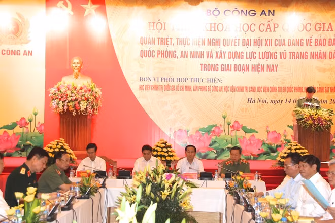 Chủ tịch nước Trần Đại Quang cùng các đại biểu tại hội thảo.