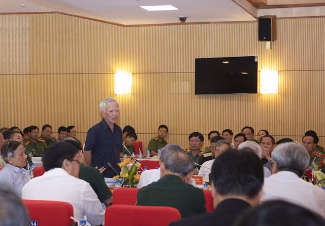 Nguyên Phó Thủ tướng Vũ Khoan phát biểu tham luận tại hội thảo.
