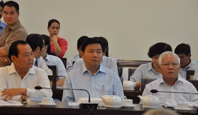 Đồng chí Đinh La Thăng, Ủy viên Bộ Chính trị, Bí thư Thành Ủy TP Hồ Chí Minh và các đồng chí nguyên là lãnh đạo Thành Ủy, lãnh đạo TP HCM tại hội thảo