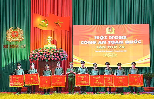 Thứ trưởng Lê Quốc Hùng trao Cờ thi đua “Đơn vị xuất sắc trong phong trào thi đua Vì an ninh Tổ quốc năm 2020” của Bộ Công an tặng Công an các đơn vị, địa phương.