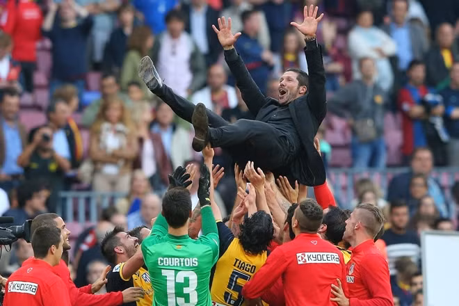 Simeone được các học trò tung hô sau khi vô địch La Liga mùa 2013/14.