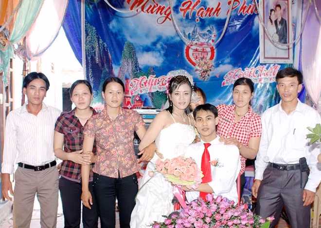 Cô dâu chú rể rạng ngời trong ngày cưới.