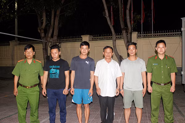 Di lý an toàn 4 đối tượng về thi hành án