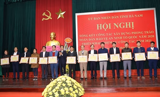 Phó Chủ tịch UBND tỉnh Hà Nam Trần Xuân Dưỡng trao Bằng khen của Chủ tịch UBND tỉnh tặng các tập thể, cá nhân có thành tích xuất sắc trong phong trào toàn dân bảo vệ ANTQ năm 2020