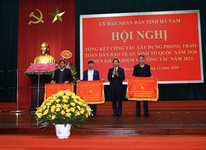 Đồng chí Trần Xuân Dưỡng, Phó Chủ tịch UBND tỉnh Hà Nam trao Cờ thi đua của UBND tỉnh Hà Nam tặng các tập thể có thành tích xuất sắc.