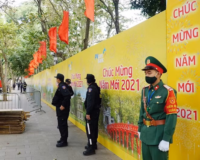 Lực lượng Kiểm soát quân sự phối hợp cùng lực lượng CSCĐ làm nhiệm vụ đảm bảo an ninh tại trận địa pháo hoa ở Hồ Hoàn Kiếm.
