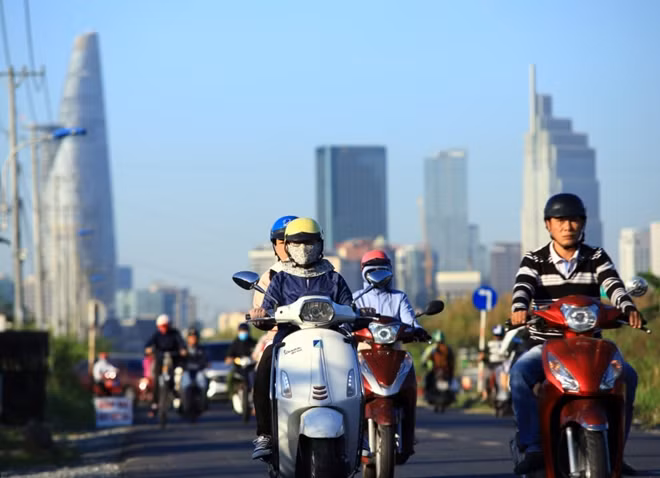 Người dân TP Hồ Chí Minh trong tiết trời se lạnh.