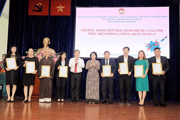 Các doanh nghiệp, cá nhân chung tay đẩy lùi dịch bệnh