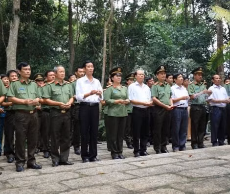Đại tá Trần Tuấn Triệu cùng cán bộ chiến sĩ Công an Đồng Nai viếng nghĩa trang Ban An ninh Trung ương Cục miền Nam.