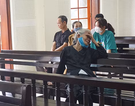 Bà Phượng khóc nức nở khi nghĩ rằng sau lần này mình không còn cơ hội gặp con.