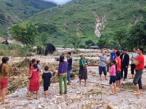 Người dân xã Lùng Tám bàng hoàng sau cơn lũ dữ.