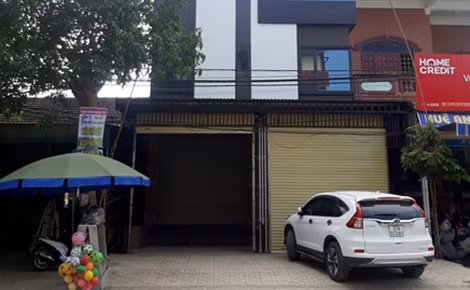 Ngôi nhà 3 tầng khang trang kiêm cửa hàng vàng bạc của ông Phúc đã ngừng hoạt động.