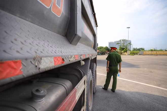Lực lượng chức năng kiểm tra xe tải.
